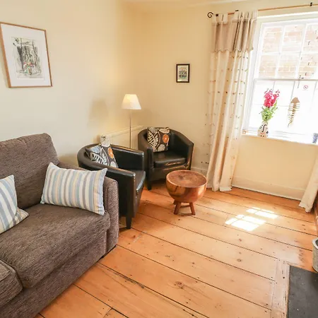 Sailing By بيت للعطل ويتبي