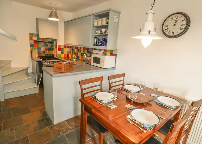 Sailing By 惠特比